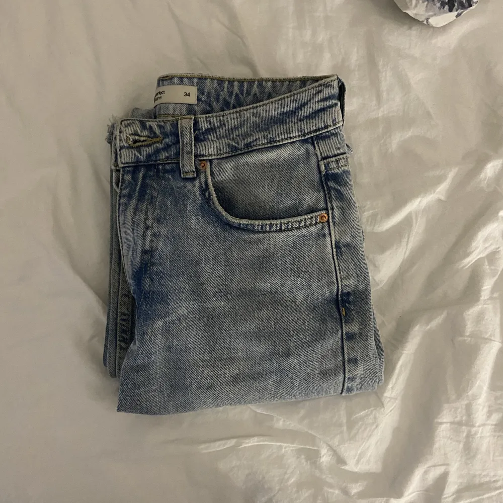 Säljer nu mina superfina mid-waist jeans från Gina tricot⭐️✨🌸Innerbenslängd 83cm🫶🏻Nypris: 500kr💕Skriv gärna vid frågor eller för fler bilder!. Jeans & Byxor.
