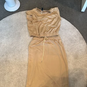 Kjolsett - Ett beige sett från emery rosé strl m  Ny skick