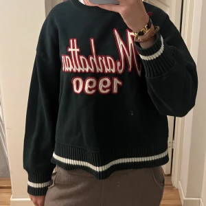 Snygg collegetröja  - Cool collegetröja som är grön! Den är så mysig och sparsamt använd❤️❤️