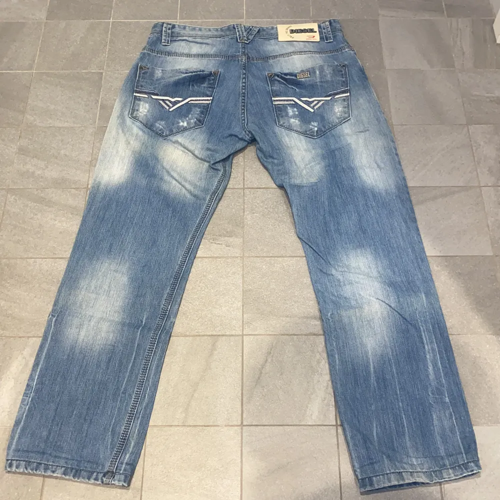 Säljer dessa då de inte är min stil längre, storlek 32 dvs någonstans 31/32L 31/32L. Riktigt fina jeans utan defekter. Billigare vid snabb affär!. Jeans & Byxor.
