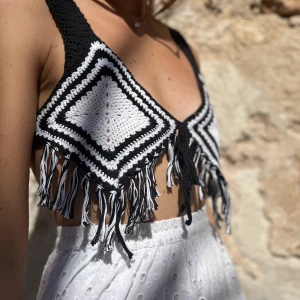 Virkad topp  - Handgjord virkad topp. Storlek XS/S men går att knyta framtill så anpassar sig efter storlek 🫶🏽