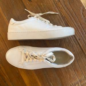 Fina vita skor i läder från vagabond