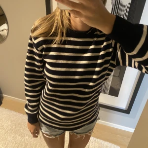 Söt randig tjocktröja  - Jätte fin, väldigt fint skick då jag knappt använt den💕 jättefin nu till höst men även på sommaren