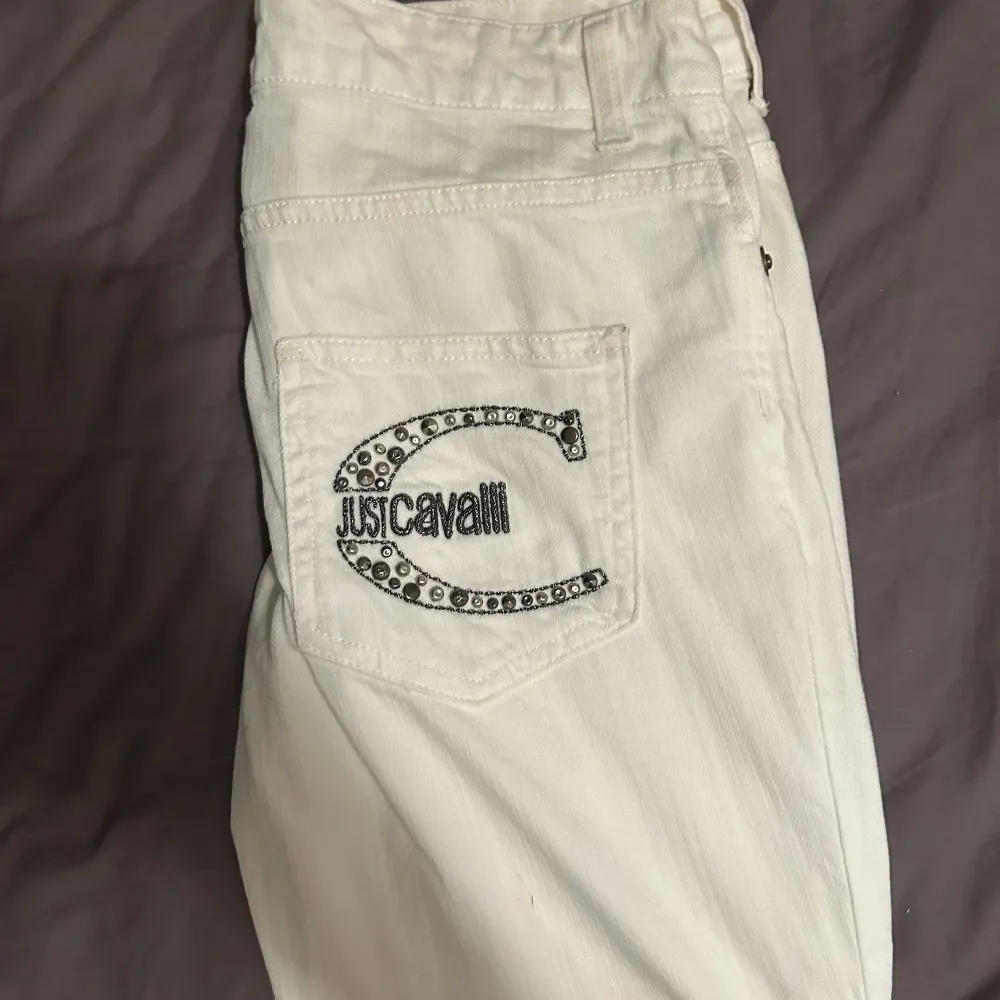 Ett par ass snygga lowrise och bootcut Cavalli jeans. Inga tecken på användning eftersom de är för stora för mig. Säljs inte längre och är så snygga på<3 storlek 27. Jeans & Byxor.