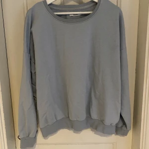 Only tröja blå - Storlek M Använd ett fåtal gånger, tyckter att den är för stor för mig.  