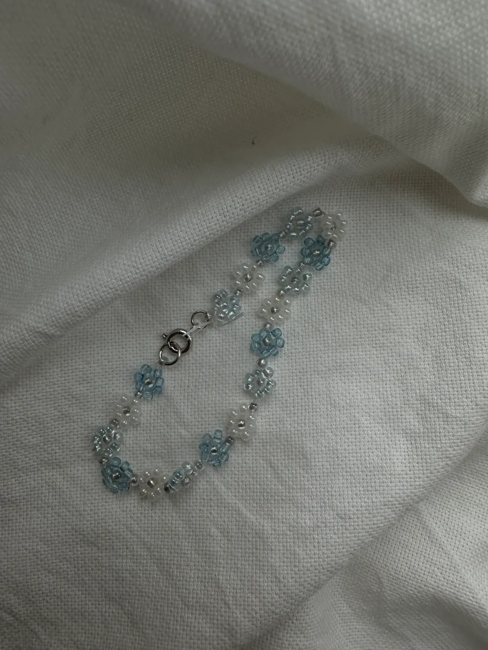 Jag säljer detta handgjorda pärlarmabndet i blå nyanser. Det har ett silverfärgat spänne och är 17 cm långt. (Special beställning med färg och längd kan även ske) . Accessoarer.