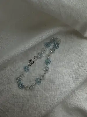 Jag säljer detta handgjorda pärlarmabndet i blå nyanser. Det har ett silverfärgat spänne och är 17 cm långt. (Special beställning med färg och längd kan även ske) 