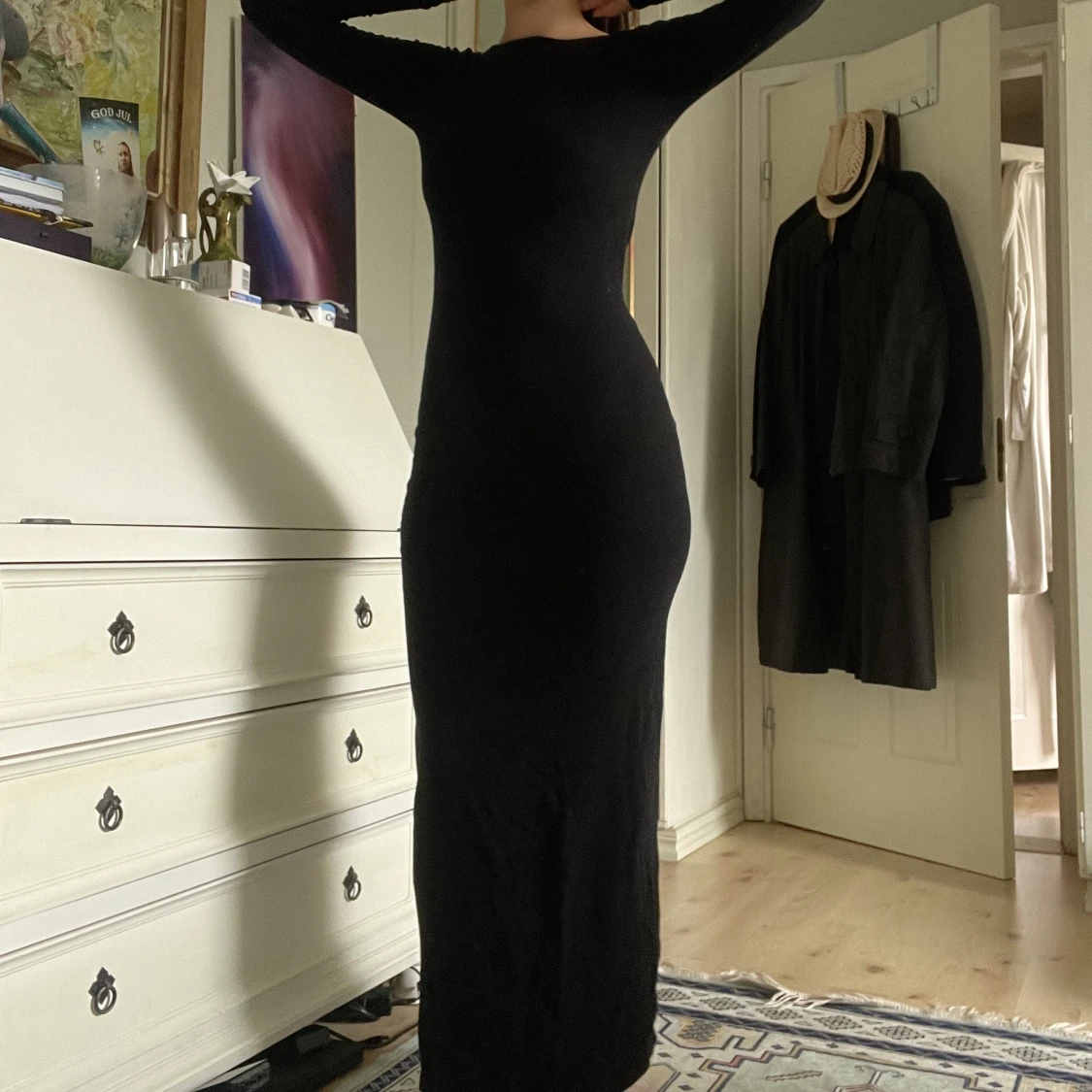 Svart långklänning med öppen rygg detalj - 91