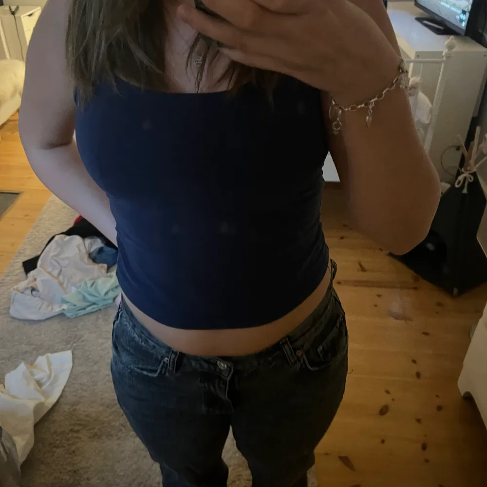 Lågmidjade jeans inge fel bara för långa för mig köpte för 500 och eftersom dom är i bra skick säljes för 250. Jeans & Byxor.