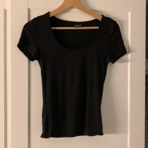 Cropped t-shirt  - Cropped t-shirt från Ginatricot i storlek S❤️