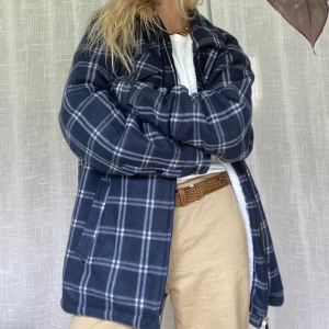 Jacka  - Lumberjacket passar s-L beroende på önskad passform. Fodrad och superskön! Unisex   Jag är vanligtvis storlek s, 164 cm lång 💌