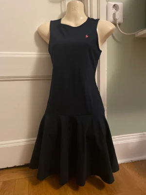 Ralph Lauren klänning - RL klänning, marinblå med rosa märke, skitsnygg!!! Egentligen barnstorlek 12-14 år men sitter snyggt slim på mig som är xs-s❤️