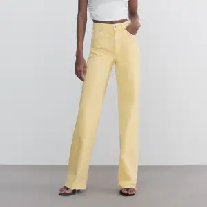 Ett par helt oanvända coola gula jeans. Från Zara. Strl 38. Vid snabb affär kan du få de för 200kr!  💛