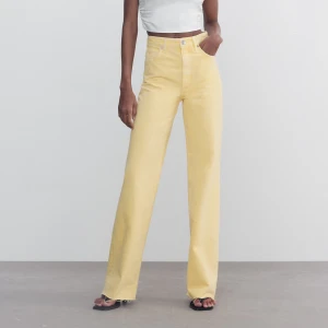 Jeans - Ett par helt oanvända coola gula jeans. Från Zara. Strl 38. Vid snabb affär kan du få de för 200kr!  💛