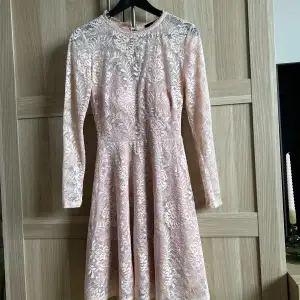 Jag säljer min ljusrosa klänning från SisterS Point som jag använt en gång på en skolavslutning, som ny. Storlek xs men passar mig som nu har S då den är väldigt stretchig och skön. 