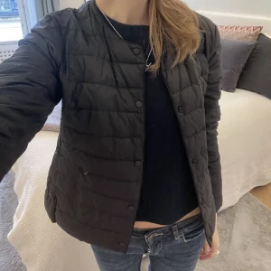 Jacka från uniqlo - Fin jacka från Uniqlo som aldrig har använts så den är i nyskick! Perfekt till hösten 🫶nypris 800 kr. Bilden är lånad av ”Nelly Lagercrantz” 🥰
