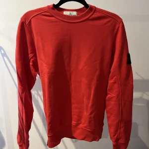 Stone island sweatshirt  - Röd sweatshirt från Stone island  Använd i väldigt bra skick Nypris 2899kr Skick 8/10 