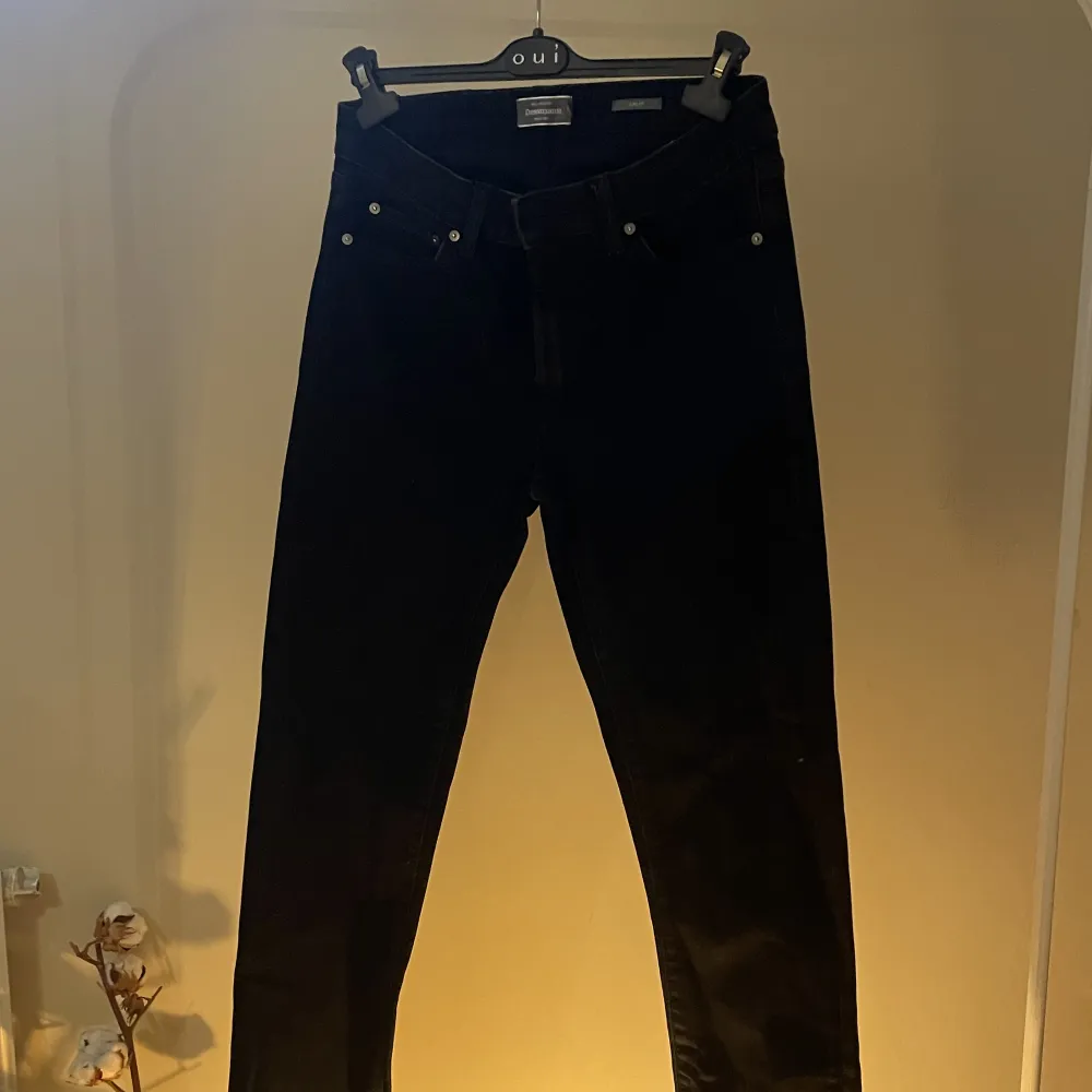 Snygga svarta jeans från dressman i storlek 31/30 (38 isch) i bra skick. Skriv gärna om funderingar:) . Jeans & Byxor.