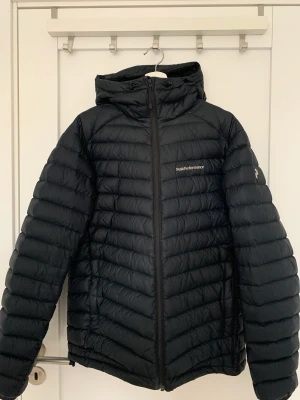 Peak Performance jacka - Bra skick och sällan använd, hör av er om ni undrar något mer