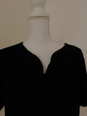 En svart pösig t shirt som har en liten öppning vid bröstet. Jätteskön att både sova i och ha ute. Använd en gång (tvättad) 