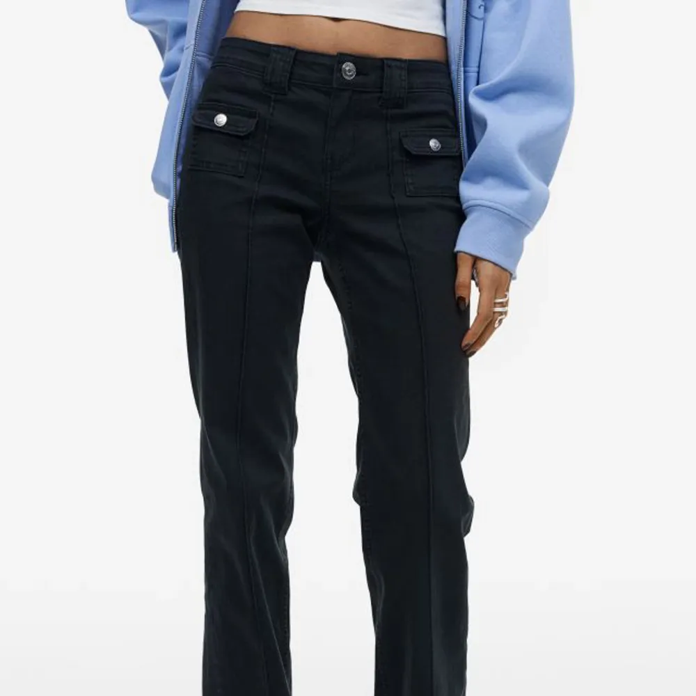 Säljer dessa cargo jeans som är använda ca 3 gånger så de är i toppenskick. Passar storlek 36-38. Andra bilden är lånad. Jeans & Byxor.