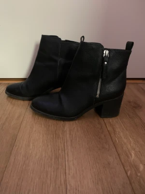 Boots - Boots med låg klack, pris kan alltid sänkas vid snabb affär strl 37
