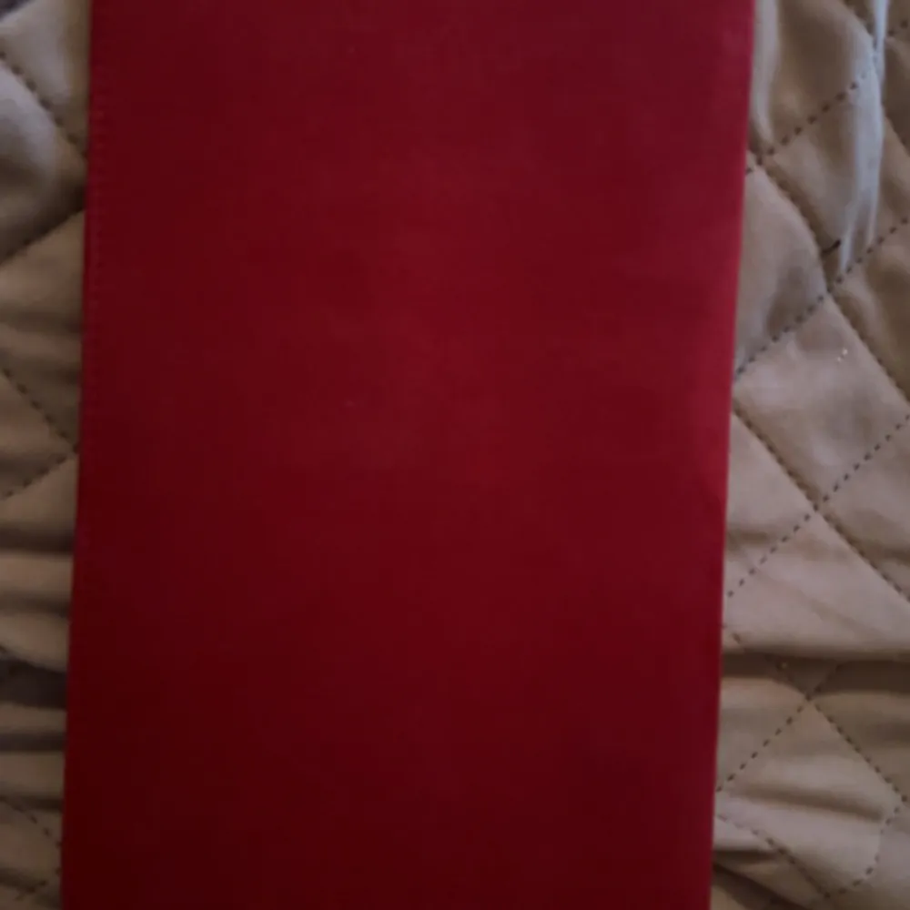 Röd kuvertväska för 100kr En vit fläck som ni kan se på bilden . Väskor.