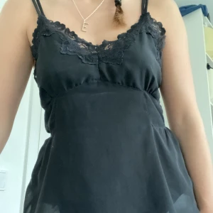 Svart linne - Svart linne med spets💕💕 Storlek M men passar bra till de som brukar ha S💗