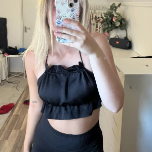 Svart linne  - Svart linne med öppen rygg, knytning vid rygg och nacke. Tryck ej på köp nu 