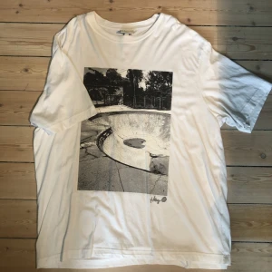 t-shirt - nästan helt oanvänd, köpt på H&M. storlek XL (relaxed fit)