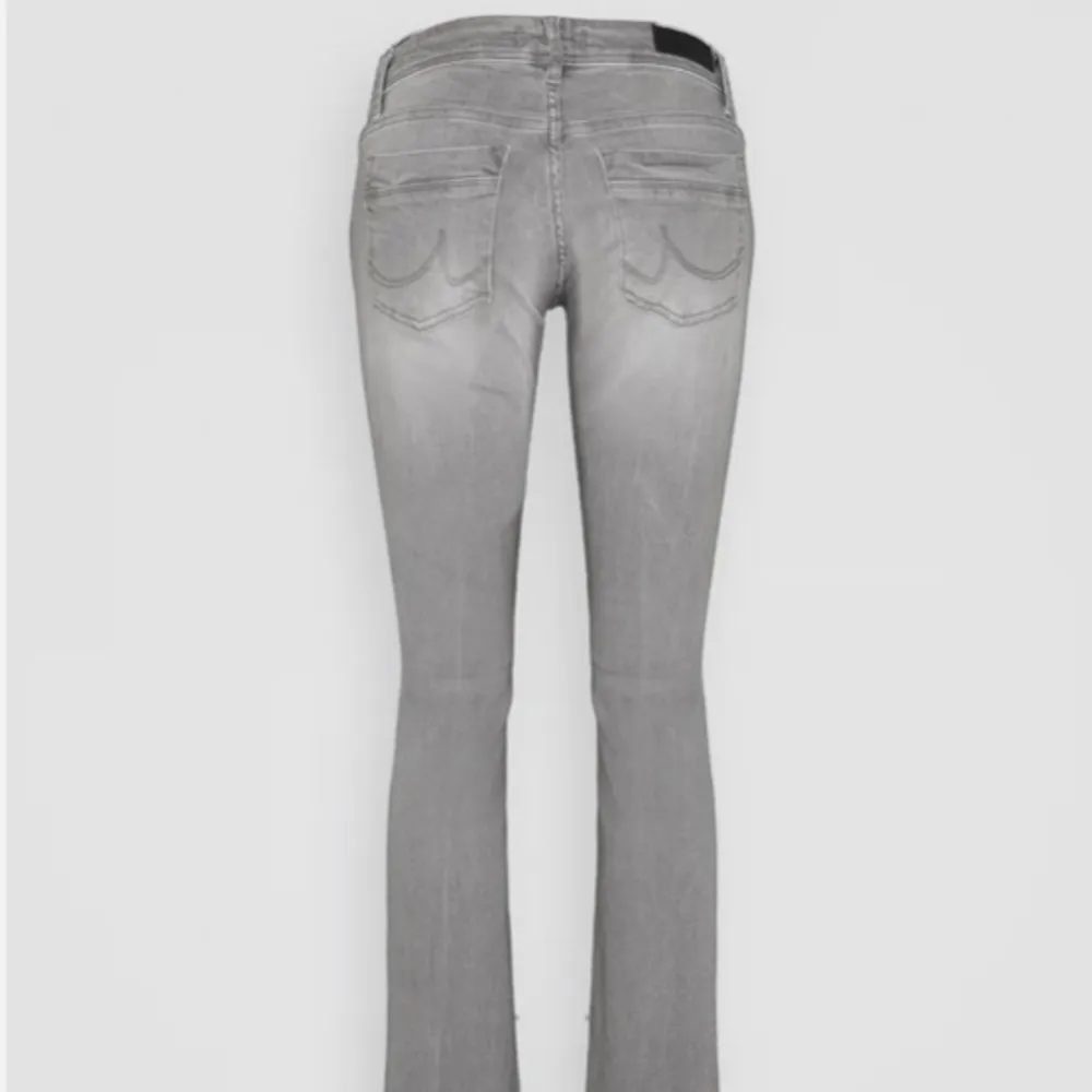 Säljer nu ett par riktigt snygga Ltb jeans i färgen grå! Helt slutsåld i den här storlek och fint skick! Hör av er vid frågor!💗. Jeans & Byxor.