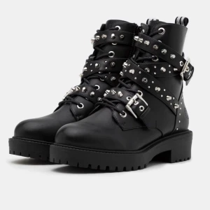Boots med Nitar!  - Säljer mina boots från Zara, super coola och snygga funkar både till klänning och till jeans, hör av er vid frågor 💕