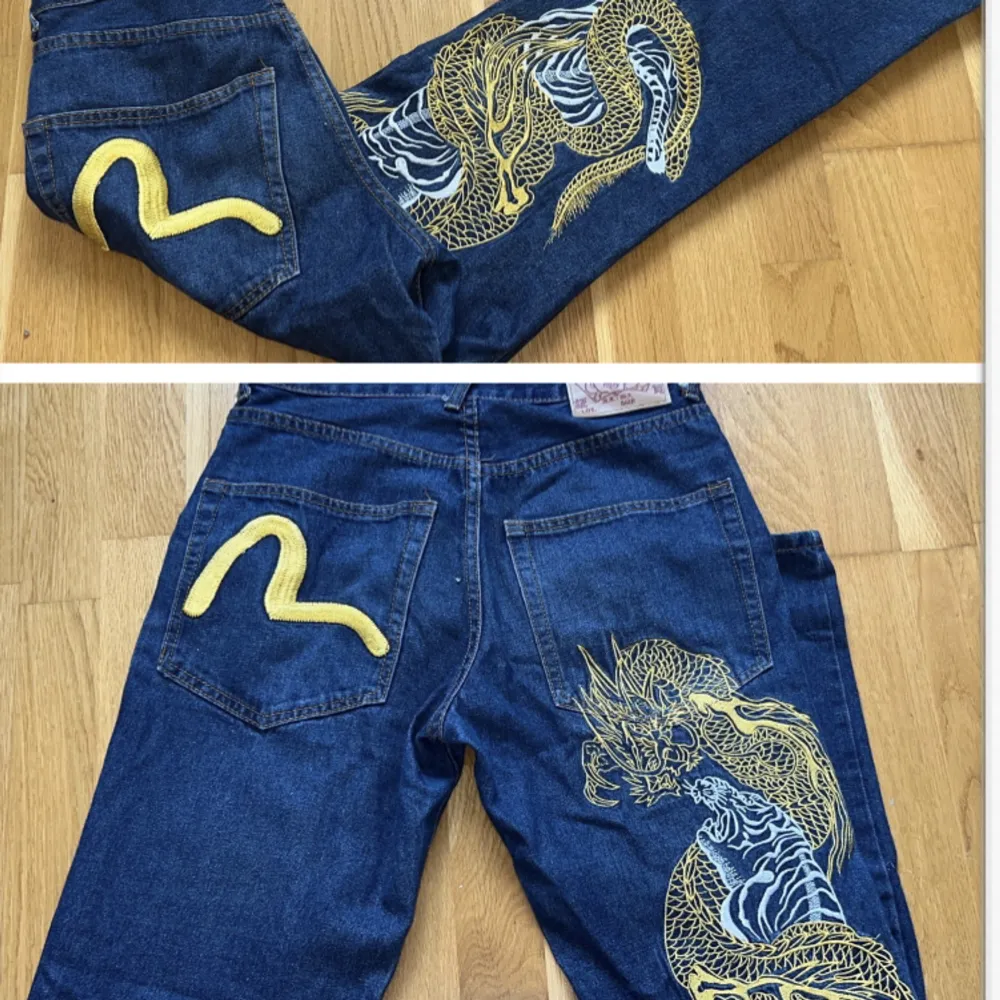  evisu jeans, suuuper snygga men säljer på grund av fel storlek! Hör av er för mer bilder om det behövs❤️. Jeans & Byxor.