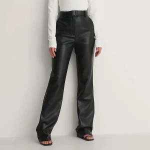 Läderbrallor - Skitsnygga läderbrallor (imitationk) köpta från Sellpy men ser helt nya ut. Storlek 36, högmidjade och hellånga. Tyvärr för stora för mig😫