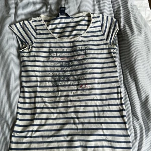 Ralphloren t-shirt - Snygg t-shirt från ralphloren. Det är kids storlek L skulle jämföra det med S. Inget tecken på användning