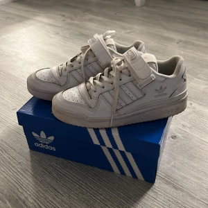 Skor - Jätte fina adidasskor, andvända några gånger men bra skick.😍😍🔥