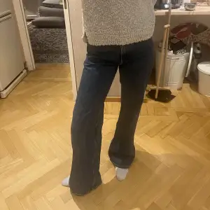 Mid waist jeans som är super bekväma och snygga! Jeansen är knappt använda