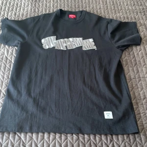 SUPREME TRÖJA - Aldrig använd.Bra material. Storlek Xl  Pris kan diskuteras.