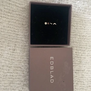 Edblad örhängen  - Jag säljer 4 små Edblad örhängen som kommer i ett sätt.