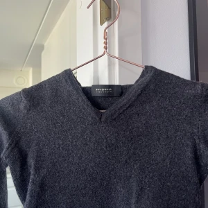 V-ringad ylletröja - Super söt V ringad tröja, då den är i ull har jag råka krymoa den i tvättmaskinen😪 den har bara blivigt lite croppad🤚🏻  juste! Litet hål i armhålan har den på vänster sida🪡🧵