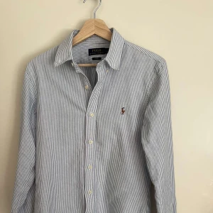 Ralph lauren skjorta  - Super snygg och högt efterfrågad Ralph lauren skjorta i storlek S slim fit, knappt använd (1-3 gånger) och i fel fritt skick, skicka ett medelande om mer information, fler bilder etc!