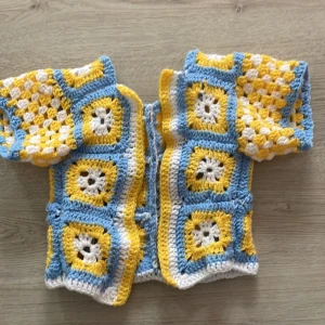 Kortärmad korta - Handgjord virkad kofta, gjort med akrylgarn.