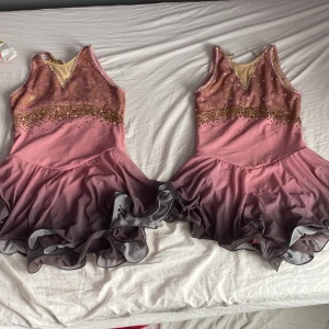 Konståknings dräkter - 2 konståkningsdräkter, 1st för 75kr eller båda för 125kr. Bra i skick, använt Max 4 gånger, säljer pga använder inte längre. 