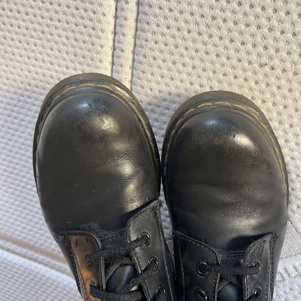 Säljer mina kära dr martens, då de inte används längre. Skönaste skorna jag äger, väl ingångna men inte så slitna ( se sista bilden) <3. Skor.