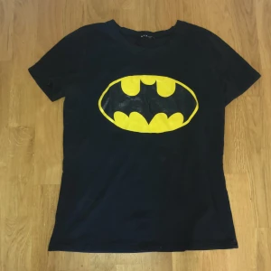 Batman tröja - Ass cool Batman tröja i storlek L i barn storlek så typ s. 100 + 50  frakt