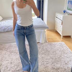 Jeans från & other stories 🎀 knappt använda och perfekt rak modell. Storlek 26/30 och passar mig perfekt som är 161 lång 