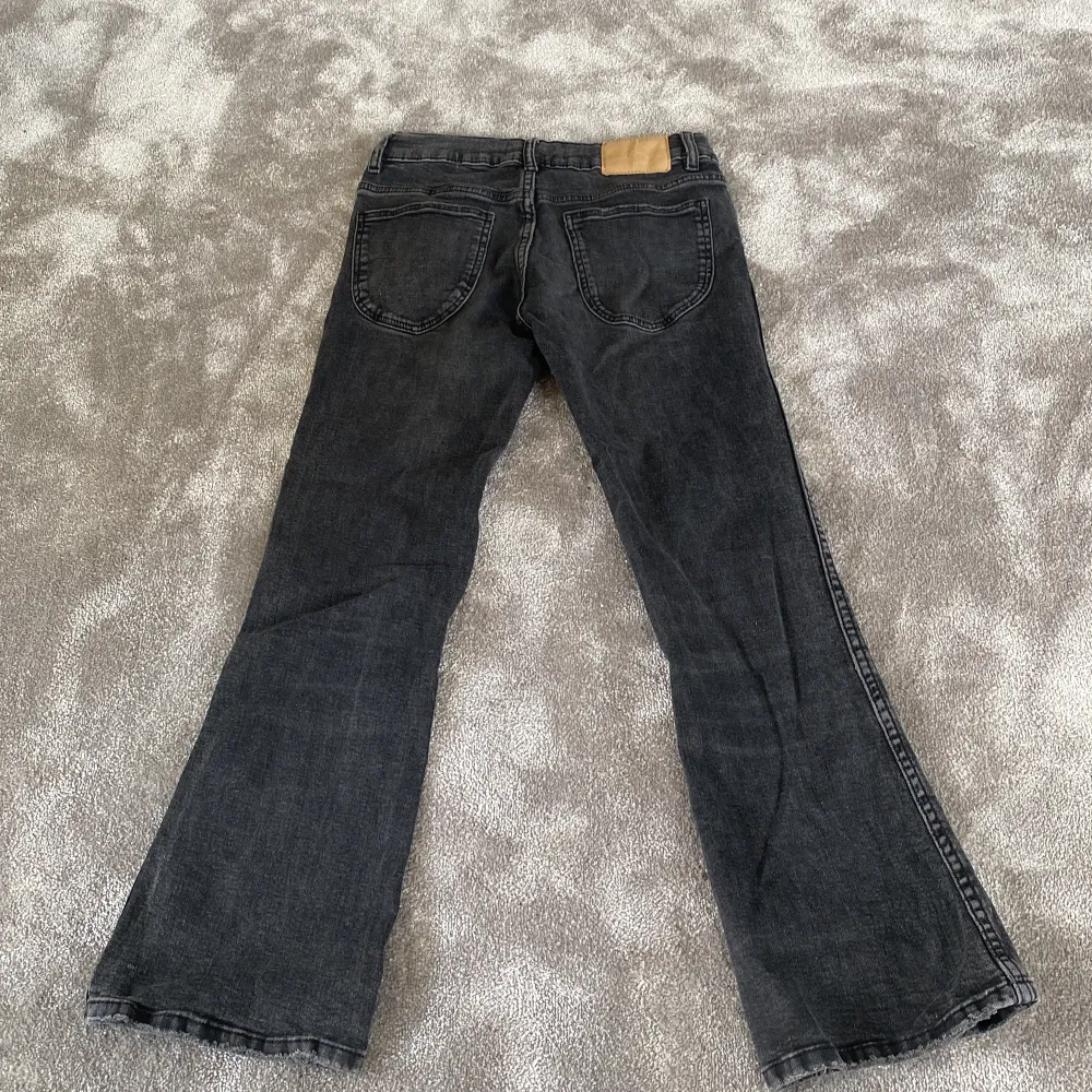 Säljer dessa svarta Zara jeans i storlek 140 för att dom inte passar längre. Dom är i fint skick men dom är lite bleka längst upp vid knapparna. . Jeans & Byxor.