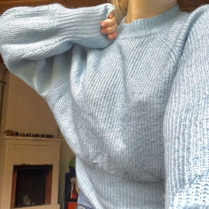 Stickad tröja  - Stickad tröja från Ginatricot men har fått den av en vän💓 skicket är ganska bra förutom att garnet blivit lite nopprigt som det kan bli med stickat över tid💓 (därav priset)