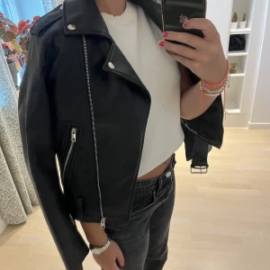 Skinnjacka Zara - Skinnjacka från zara, säljer för 200kr exkl frakt 💗