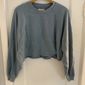 Kroppad sweatshirt  - Säljer denna kroppade sweatshirten med brodyr på armen. Fint skick och väldigt mysig. Storlek s men skulle säga att den passar från xs till m.